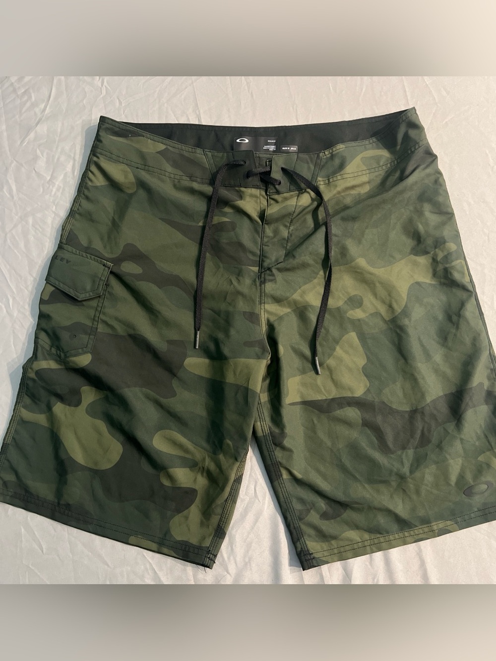 Oakley Mens Green Camo Board Shorts Size 36 Regular Fit Cargo Pocket swim surf